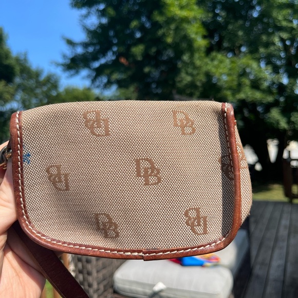 🔥 Dooney & Bourke Brown Wristlet Pouch 🔥 - Picture 3 of 7